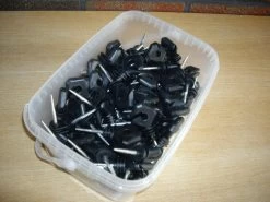 Ringisolator Standard, Eckig - 100 Stück Im Praktischen Eimer - Original Eider -Landwirtschaftliche Produkte ringisolator standard eckig 100 stueck eimer 1